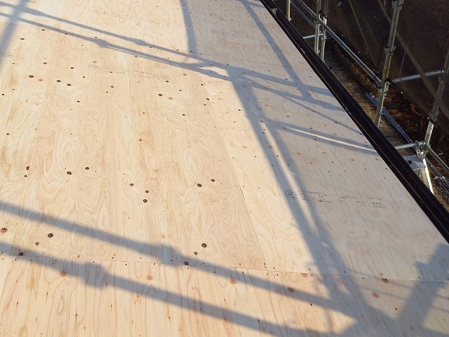 屋根葺き替え工事の野地板増し張り工程が完了