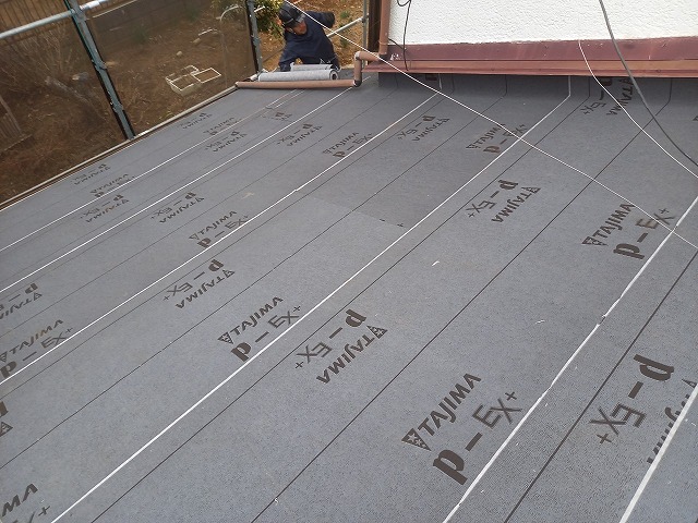 屋根葺き替え工事の下屋根への改質アスファルトルーフィング敷設が完了