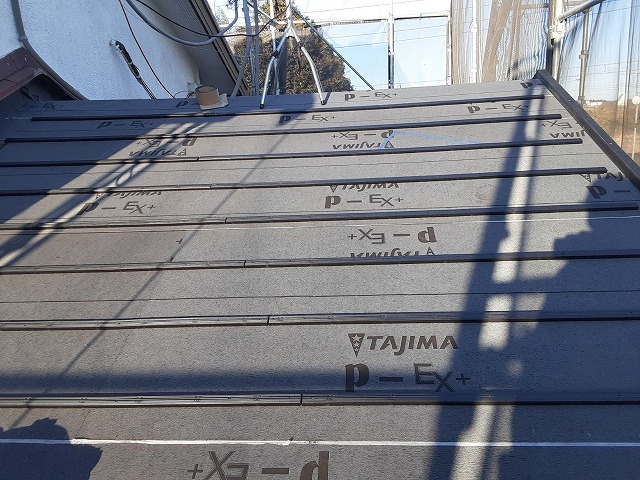 屋根葺き替え工事の下地材取り付け工程が完了した状況