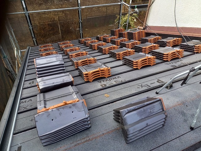 屋根葺き替え工事の下屋根部への瓦材搬出が完了