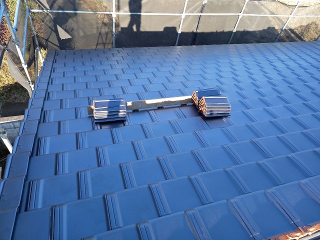 屋根葺き替え工事のケラバ部への袖瓦設置が完了