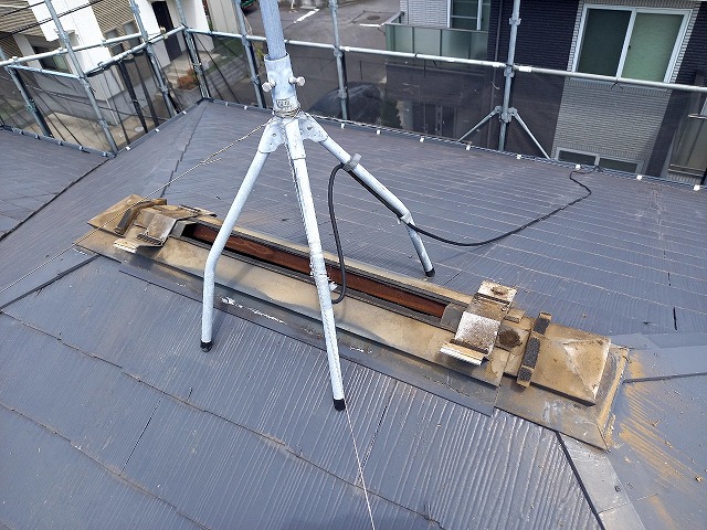 住宅の屋根に取り付けられていた換気棟の解体状況