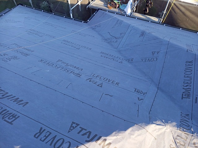 屋根カバー工事で防水シートの敷設が完了