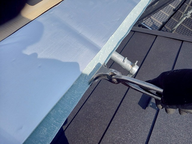 屋根カバー工事で「スーパーガルテクト」の断熱材の一部を取り除いて折り曲げ加工