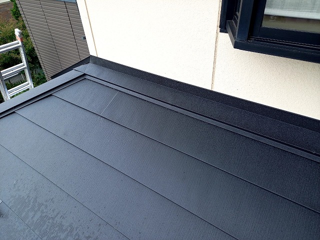 屋根カバー工事の下屋根と外壁との取り合い部への板金部材取り付け工程