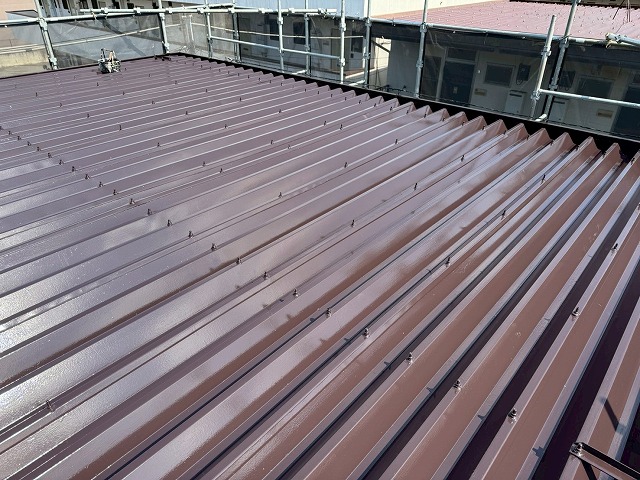 アパート建物折板屋根塗装工事の「エスケープレミアムルーフ」を用いた中塗りが完了