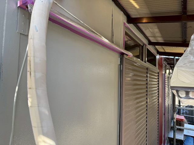 金属サイディング外壁塗装の超耐候形塗料を用いた中塗りが完了