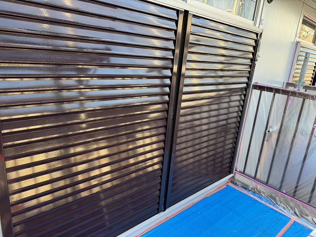 アパート建物塗装工事シャッター塗装工程が完了