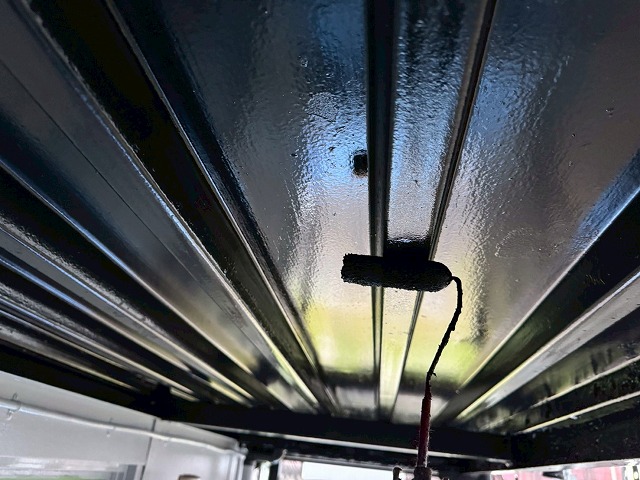 アパート外部鉄骨階段の裏側への3回塗り工程の上塗り