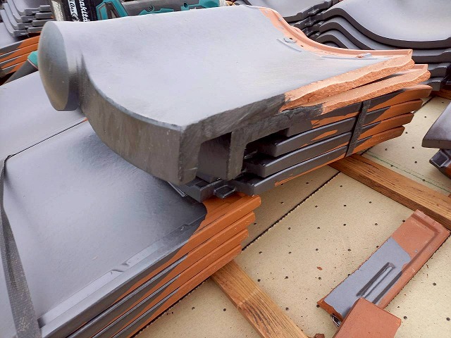 「防災Ｊ形瓦エース」のカット面への補修塗装