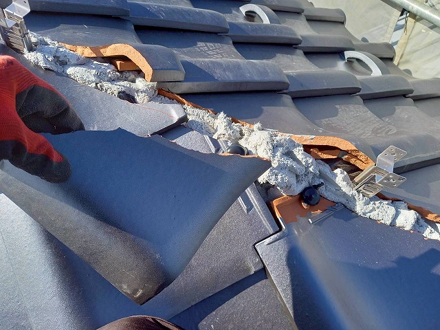 屋根葺き替え工事の隅棟部の勝手瓦取り付け状況