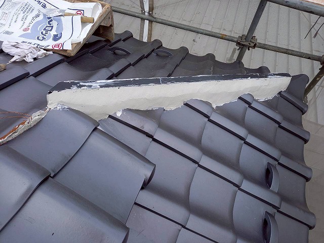 屋根葺き替え工事のモルロック塗り固めによる棟瓦の土台が完成