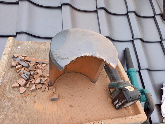 屋根葺き替え工事の丸止め瓦加工状況