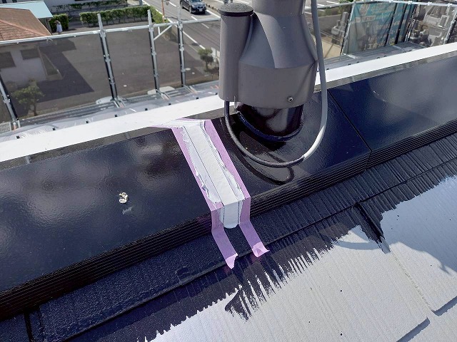アパート屋根塗装工事の棟板金コーキング打ち替え補修の施工状況