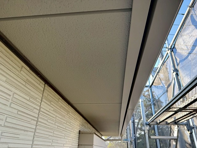 アパート建物塗装工事の軒天塗装工程の完了状況