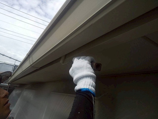 アパート建物塗装工事の鼻隠しへの2回目塗装の様子