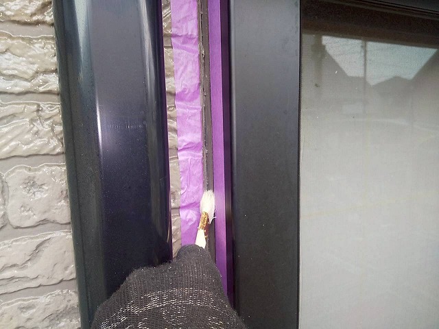 シーリング打ち替え工事のサッシまわりへのプライマー塗布