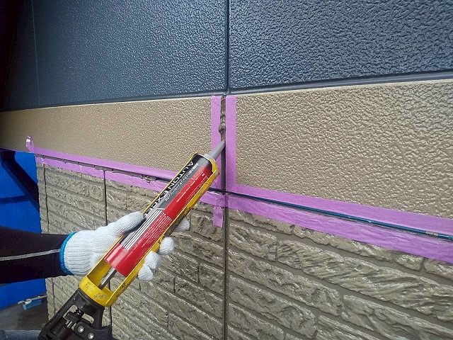 シーリング打ち替え工事で「オートンイクシード」を充填している様子