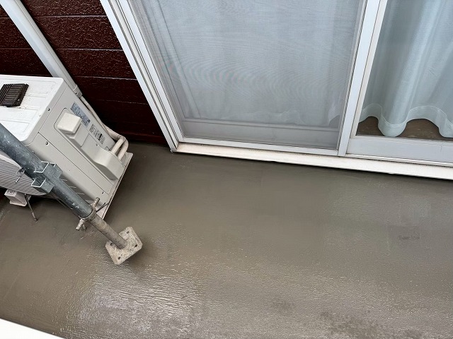 ベランダ防水修繕工事の下地処理が完了