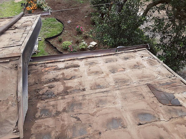 屋根葺き替え工事のセメント瓦撤去後の防水シート劣化状況