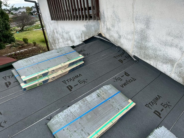 屋根葺き替え工事で「コロニアルグラッサ」を適度な間隔で配置