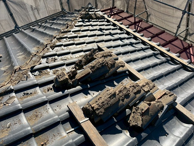 屋根葺き直し工事で解体したのし瓦や葺き土を仮置き