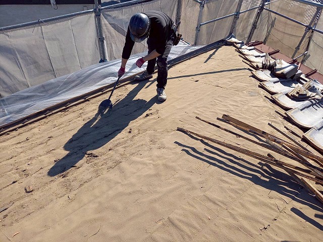 屋根葺き直し工事の瓦桟撤去後の清掃