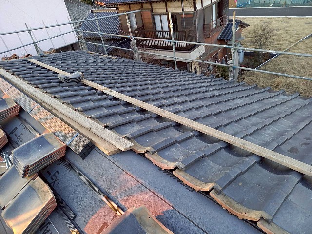 屋根葺き直し工事の瓦再設置工程の施工状況