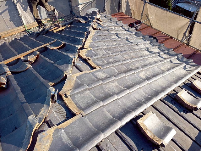 屋根葺き直し工事の隅棟部の施工状況