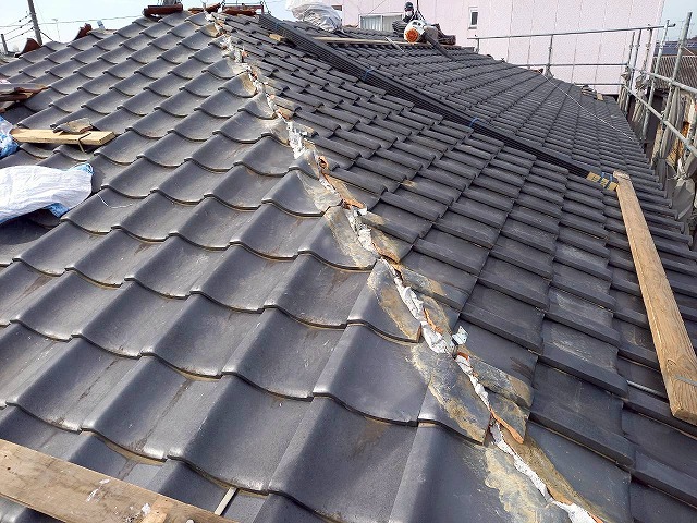 屋根葺き直し工事のモルロックを用いた隅棟部の勝手瓦設置が完了