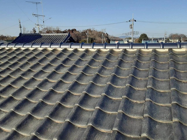 大棟部への7寸丸瓦設置により屋根葺き直し工事が完成