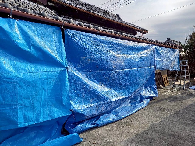 屋根葺き替え工事の既存屋根撤去工程前の養生工程が完了