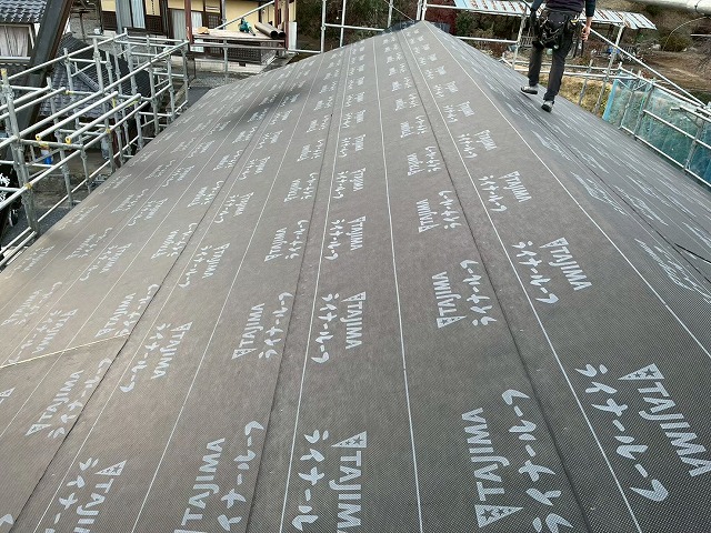新築住宅屋根仕上げ工事の「ニューライナールーフィング」の敷設完了状況