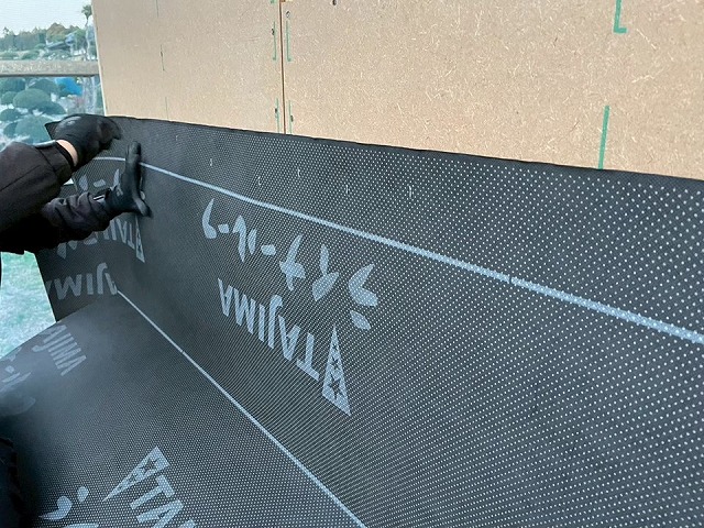 新築住宅屋根仕上げ工事の下屋根部防水シート立ち上げ