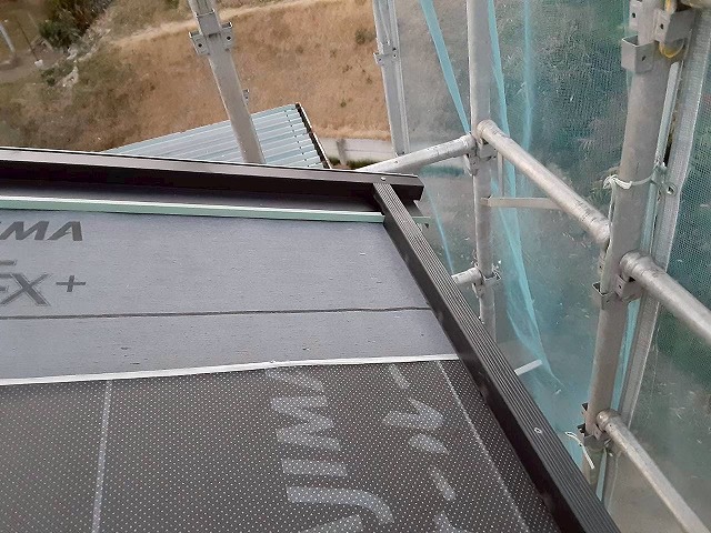 新築住宅屋根仕上げ工事の広小舞取り付け工程の完了