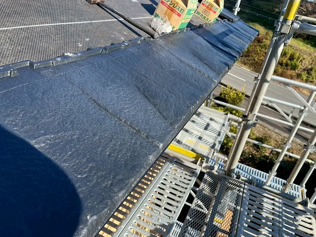 新築住宅屋根工事の「ROOGA（ルーガ）鉄平」軒先1段目の施工が完了