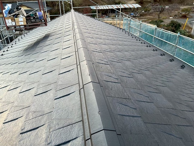 新築住宅屋根工事の「棟包」および「換気用棟包」の設置が完了