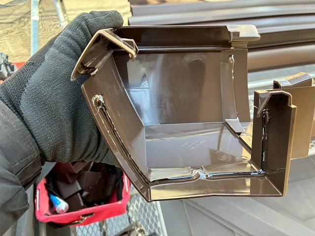 軒樋曲がり部材への接着剤塗布状況