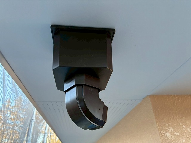 雨樋交換工事の軒天への集水器取り付け完了状況