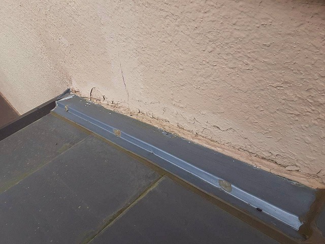 現場調査で下屋根壁取り合い部の塗膜剥がれを確認