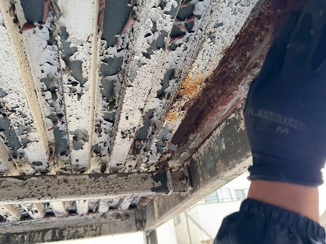アパート鉄骨階段および鉄骨廊下塗装工事の研磨たわしによるケレン処理