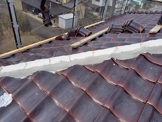 屋根棟瓦取り直し工事の漆喰材「モルロック」を用いた棟部土台が完成