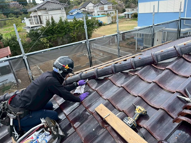 屋根棟瓦取り直し工事の棟瓦再設置後の清掃状況