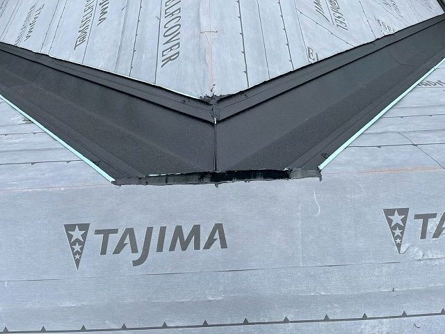 住宅屋根カバー工事の谷樋取り付けが完了した状況