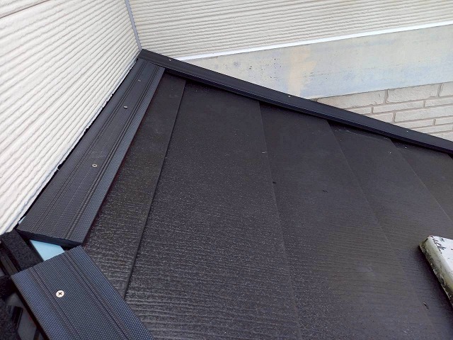 住宅屋根カバー工事の壁取り合い部への樹脂製下地材の取り付けが完了