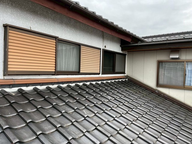 下屋根と外壁の取り合い部に設置された雨押え板金下への漆喰詰め直し