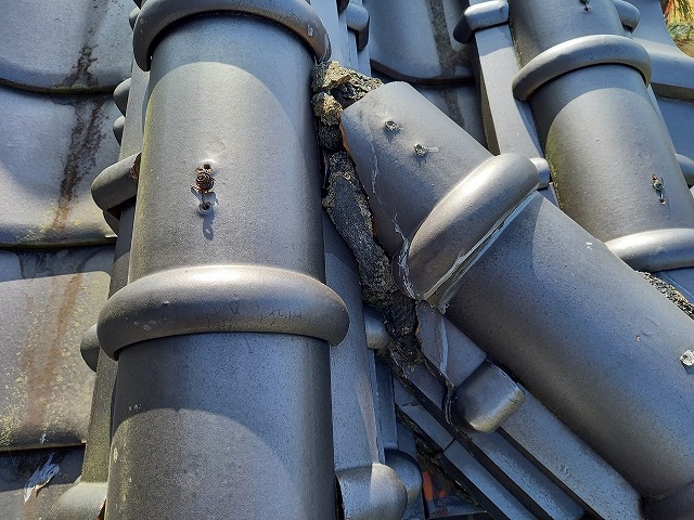 降り棟と隅棟の緩衝箇所漆喰詰め直し工事ビフォー