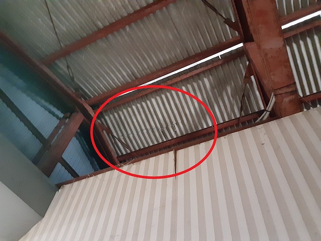 屋根裏に亀裂