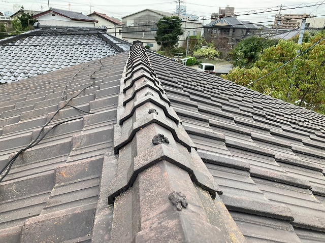 セメント棟瓦が曲がっています