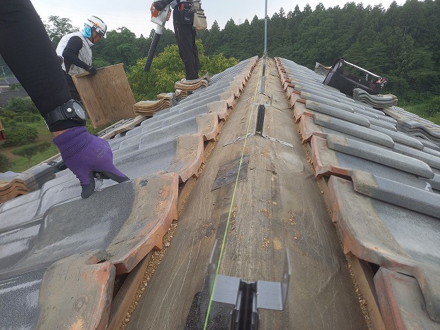 真っ直ぐに設置された強力棟金具